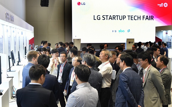 ▲ 25일 서울 마곡에 위치한 LG사이언스파크에서 열린 'LG 스타트업 테크페어 2019'에서 안승권 LG사이언스파크 대표(왼쪽 세번째), 박일평 LG전자 CTO(왼쪽 두번째), 장영승 서울산업진흥원 대표(왼쪽 첫번째)가 스타트업 '비햅틱스'의 VR기기 및 촉각수트를 체험하고 있다.ⓒLG