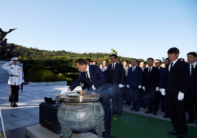 ▲ ㈜한화 및 한화디펜스 직원들이 18일 국립서울현충원을 찾아 참배 및 묘역 정화 활동을 실시했다. 사진 가운데는 ㈜한화 옥경석 대표이사.ⓒ한화