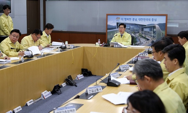 ▲ 양승조 충남도지사가 25일 도청에서 아프리카돼지열병과 관련해 긴급 회의를 주재하고 있다.ⓒ충남도