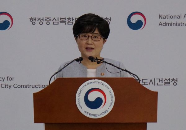 ▲ 김진숙 행정중심복합도시건설청이 25일 정례브리핑을 통해 “세종시가 올해 전국 최고 수준의 미세먼지 수치를 기록해 도시차원의 대책마련이 시급하다”며 “정부차원의 미세먼지 배출량 감축정책을 반영해 추진하겠다”고 밝히고 있다.ⓒ행정중심복합도시건설청