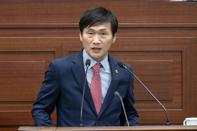 ▲ 경북도의회 조현일(경산) 의원은 25일 오후 도의회 도정질문을 통해 최근 10년간 경북지역 인구이동분석 자료를 제시하면서 “경북도 청년실업률이 17개 시·도중 가장 높다”며 경북도 청년정책을 강하게 질타했다.ⓒ경북도의회