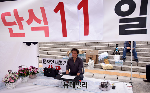 ▲ 이학재 자유한국당 의원이 25일 오후 국회 본청 앞 계단에서 조국 법무부장관 사퇴를 요구하며 단식투쟁을 하고 있다. ⓒ박성원 기자