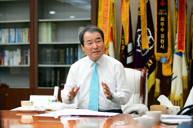 ▲ 김충섭 김천시장이 미래 김천의 인재들을 위해 수많은 노력과 투자를 통해 효율적인 교육정책의 성과속에 올해 시승격 70주년을 맞아 미래인재 양성을 위한 다양한 교육정책을 펼친다.ⓒ김천시