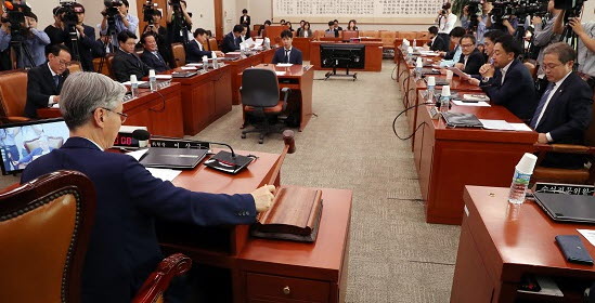 ▲ 여상규 국회 법제사법위원장이 25일 오후 국회에서 전체회의를 주재하고 있다. ⓒ뉴시스