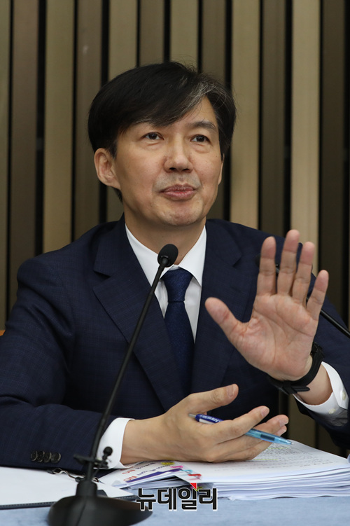 ▲ 조국(54·사진) 법무부 장관 관련 여론조사기관의 조사 결과 차이가 크게 벌어지자, 여론조사 신뢰성에 대한 의구심이 확산되고 있다. ⓒ정상윤 기자