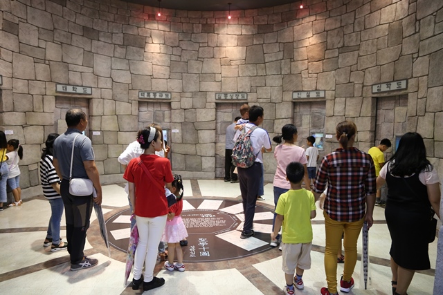 ▲ 유교랜드를 관람하고 있는 관객들 모습.ⓒ경북문화관광공사