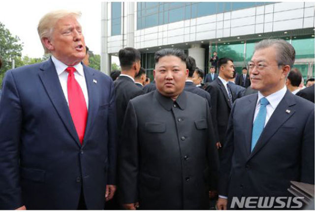 ▲ 지난 6월 말 판문점에서 열린 한미북 정상 간의 만남. ⓒ뉴시스. 무단전재 및 재배포 금지.