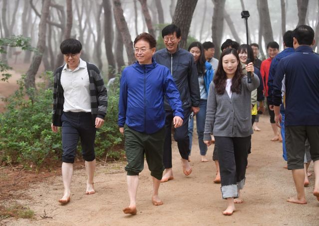 ▲ 이철우 경북도지사가 도청 천년숲 둘레길에 모여 조성된 황토길을 걸으며 직원들과 소통을 펼쳤다.ⓒ경북도