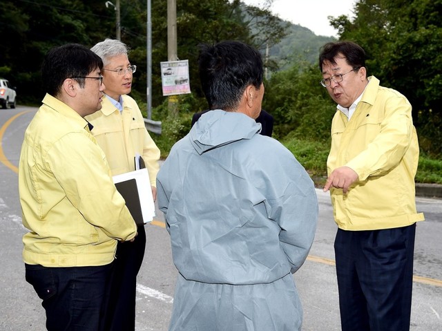 ▲ 26일 이상천 시장(오른쪽)이 금성면 통제초소를 방문해 근무자들을 격려하고 축산관계자와 이야기를 나누고 있다. 제천시는 명지동 검점소독소와 양돈농가 통제초소 16개소를 24시간 운영한다.ⓒ제천시