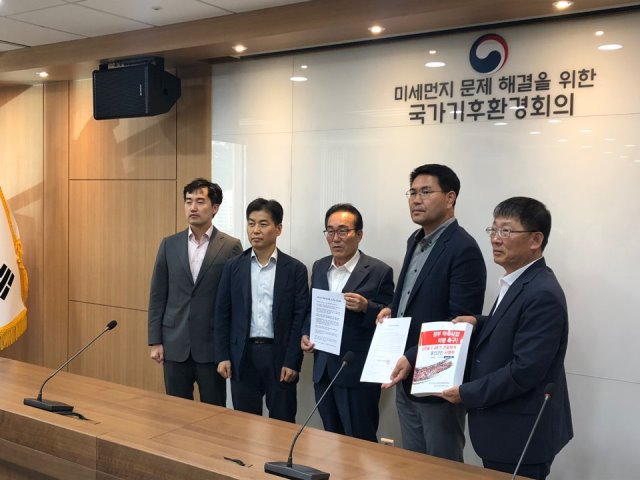 ▲ 울진범군민대책위원회와 울진군의회는 국가기후환경회의를 방문해 '신한울 3,4 건설재개 촉구' 울진군민 서명부를 전달했다.ⓒ울진군