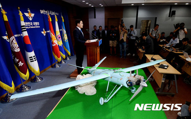 ▲ 군 당국이 2017년 6월 강원도 인제군 야산에서 발견된 북한 드론(무인기)을 복원해 공개했다. ⓒ뉴시스. 무단전재 및 재배포 금지.