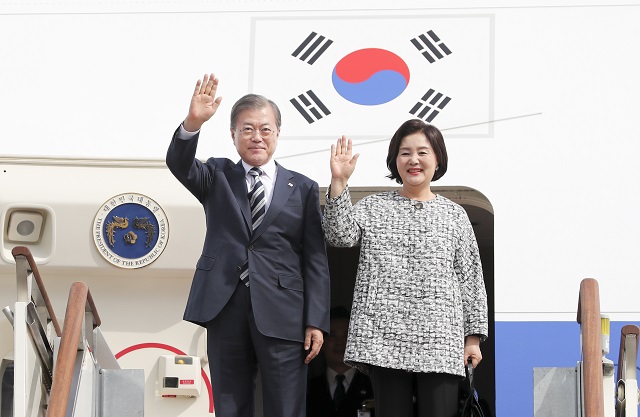 ▲ 뉴욕 순방 일정을 마친 문재인 대통령이 26일 경기도 성남 서울공항에 도착해 손 흔들어 인사하고 있다. ⓒ뉴시스