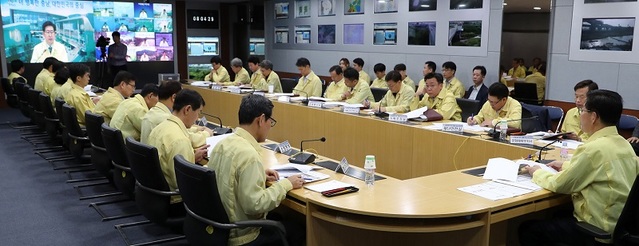 ▲ 양승조 충남도지사가 지난 25일 도청에서 긴급 아프리카돼지열병 차단 방역 회의를 주재하고 있다. 긴급 영상회의는 도와 시·군 간 역할 분담 등 대책반 운영 방안에 대해 집중 논의했다. ⓒ충남도