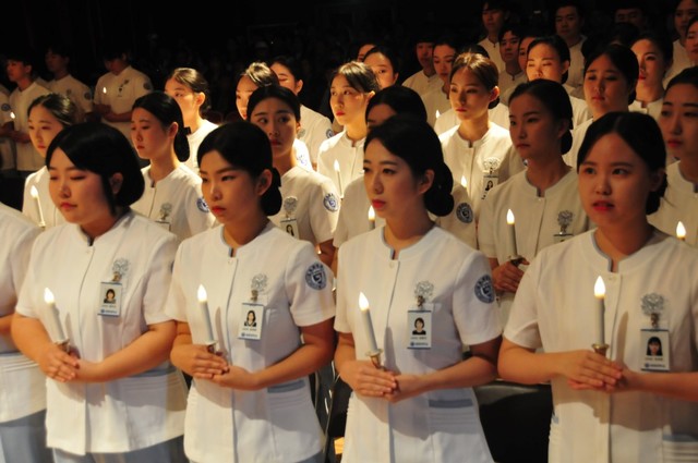 ▲ 26일 세명대 간호학과 2학년 학생 107명이 임상실습에 앞서 '나이팅게일 선서'를 통해 나이킹게일의 숭고한 기본정신과 참된 간호를 실천하겠다는 다짐을 하고 있다.ⓒ세명대