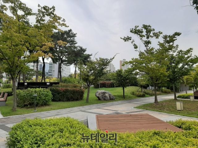 ▲ 26일 낮 세종시청 주변에 조성된 작은 산책로 전경.ⓒ김동식 기자