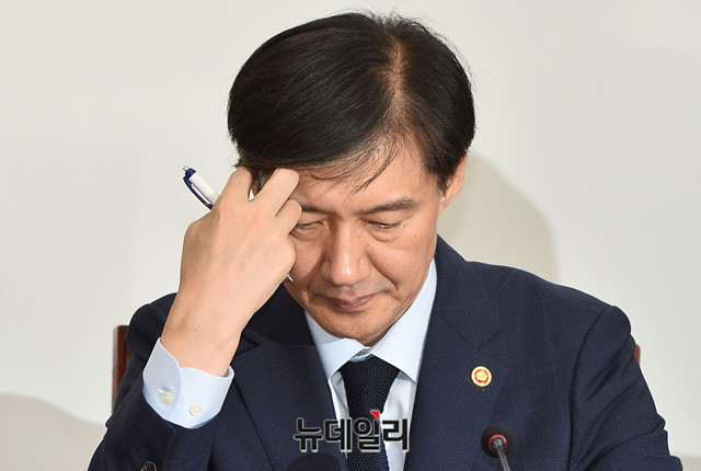 ▲ 조국(54·사진) 법무부 장관이  직접 압수수색 팀장 검사와 통화한 사실을 두고 법률 위반이라는 목소리가 높아지고 있다. ⓒ박성원 기자