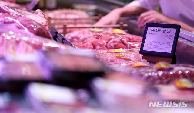 ▲ 아프리카 돼지열병 추가 확산으로 돼지고기값이 다시 들썩이고 있다. 25일 오전 서울의 한 백화점 식품매장에는 돼지고기가 진열돼 있다. ⓒ뉴시스