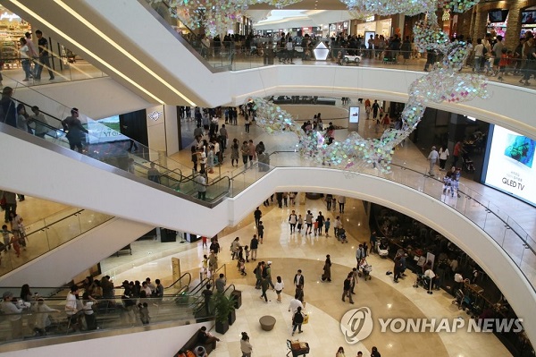 ▲ 앞으로 ‘스타필드’, ‘롯데몰’ 같은 복합쇼핑몰 출점이 까다로워질 것으로 보인다. 대형마트나 복합쇼핑몰 등으로 인한 골목상권 피해를 줄인다는 취지로 대규모점포에 대한 규제가 또다시 강화되기 때문이다. ⓒ연합뉴스