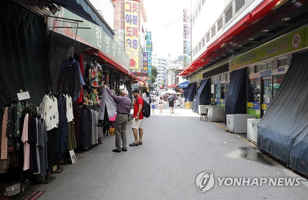 ▲ 이처럼 유통기업의 사업 진출을 가로막고 있는 건 지역 소상공인들과의 ‘갈등’이다. 지역 상인들 생계를 위협한다는 이유다. 그러나, 대형쇼핑몰 입점이 지역 전통시장과 소상공인 생계를 침해한다는 것은 과학적으로 검증되지 않았다.
ⓒ연합뉴스