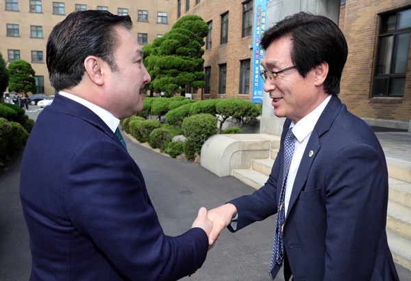 ▲ 충북도는 27일 ‘2019 솔라페스티벌’을 찾은 라오스 에너지광산부와 국립경제연구위원회 방문단을 맞아 두 지역간 신재생에너지 협력 방안을 논의했다고 밝혔다.ⓒ충북도