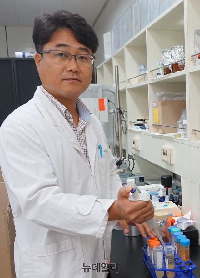 ▲ 충북산학융합본부와 충북대 의과대학 공동연구팀 김태명 박사가 연구실에서 연구·실험을 하고 있다.ⓒ김정원 기자