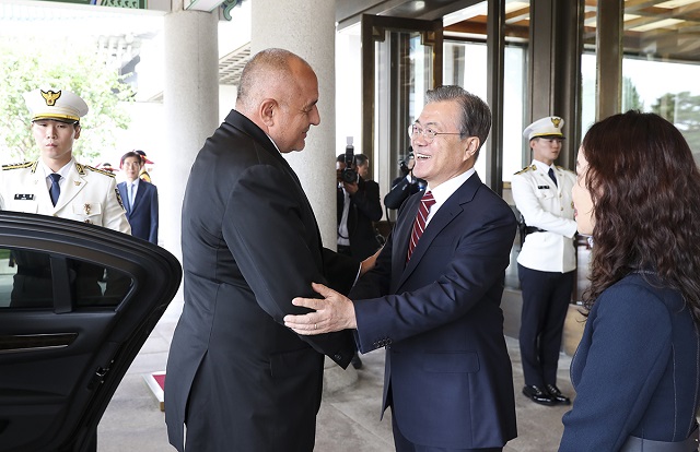 ▲ 문재인 대통령이 27일 청와대 본관 앞에서 보이코 보리소프 불가리아 총리를 만나 악수하고 있다. ⓒ청와대