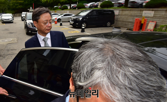 ▲ 우병우(사진) 전 청와대 민정수석이 26일 자신에 대한 항소심 재판을 마친 뒤 법원을 나가기 위해 차량에 오르고 있다. ⓒ정상윤 기자