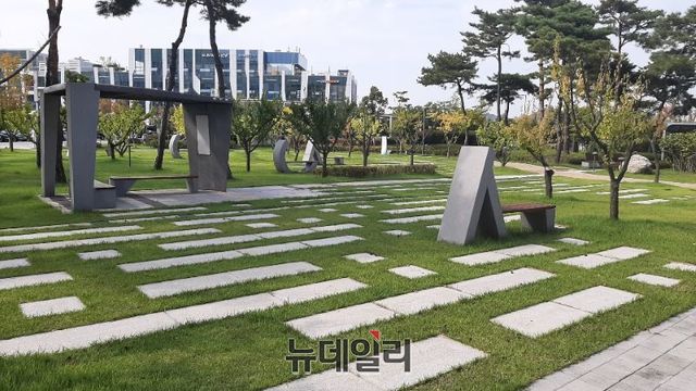 ▲ 27일 낮 세종시청 주변에 조성된 오솔길 쉼터 전경.ⓒ김동식 기자