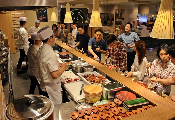 ▲ 롯데백화점 본점 지하 1층 참치 스탠딩 바 매장에서 고객들이 식사 중인 고객들 ⓒ롯데백화점