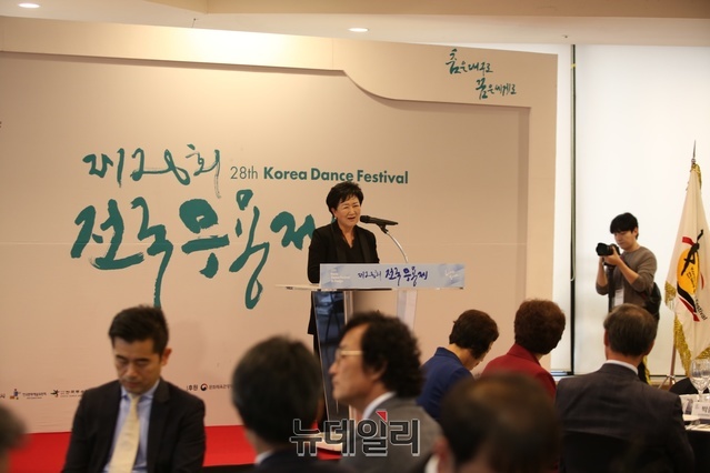 ▲ 강정선 무용협회 대구시지회장이 26일 개막식 행사에서 인사말을 하며 전국무용인을 환영하고 있다.ⓒ뉴데일리