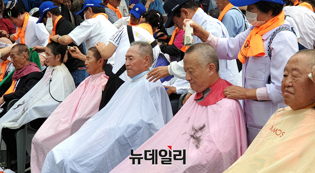 ▲ 나라지킴이 고교연합 회원들이 단체 삭발식을 진행하고 있는 모습. ⓒ뉴데일리DB