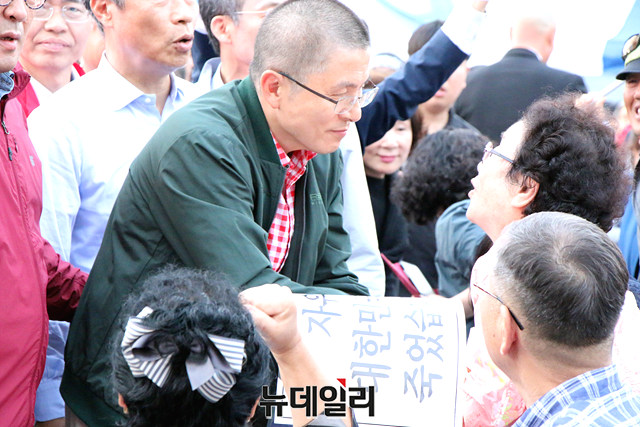 ▲ 황교안 당 대표가 동대구역 집회에서 지지자들과 인사하고 있다.ⓒ뉴데일리