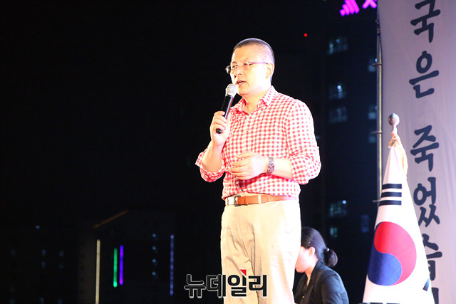 ▲ 황교안 당 대표가 28일 오후 대구경북합동집회 무대에 올라 지지세력층 결집을 호소하고 있다.ⓒ뉴데일리