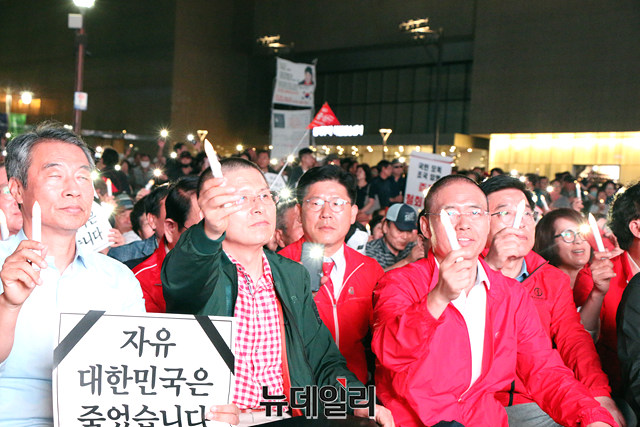 ▲ 황교안 당 대표가 촛불을 들고 '조국 사퇴'를 외치고 있다.ⓒ뉴데일리