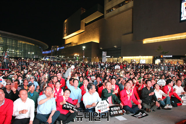 ▲ 한국당 대구경북집회가 열린 28일 동대구역 광장에는 '조국 사퇴'를 촉구하는 촛불로 가득찼다.ⓒ뉴데일리