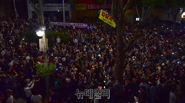 ▲ 검찰개혁 사법적폐청산 범국민시민연대·개싸움국민운동본부 주최로 28일 오후 열린 촛불문화제에 참석한 시민들. ⓒ정상윤 기자