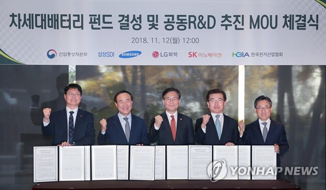 ▲ (좌로부터) 이성준 SK이노베이션 전무이사, 전영현 삼성SDI 대표이사, 성윤모 산업통상자원부 장관, 김종현 LG화학 부사장, 정순남 전지산업협회 부회장 등이 지난해 11월 '2차전지 3사와 차세대배터리 펀드결성·공동 R&D 추진 MOU'를 체결하고 기념촬영을 하고 있다. ⓒ연합뉴스