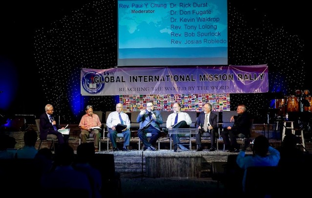 ▲ 지난 14~15일(현지시각) 미국 캘리포니아 산호세 폭스워스 침례교회(Foxworthy Baptist Church)에서 열린 '제15회 글로벌국제선교대회(15th Global Internationa Missions Rally)에서 패널 토론을 진행하고 있는 정윤명 월넛크릭 GIM교회 담임목사(사진 맨 왼쪽). ⓒ글로벌다민족국제선교연합회 제공