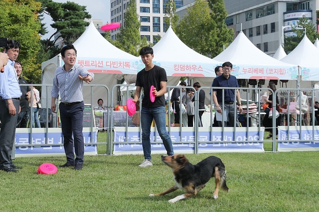 ▲ 허태정 대전시장이 27, 28일 이틀간 대전 시청 남문광장과 보라매공원에서 열린 2019 동물보호 문화축제 참석, 시민들과 즐거운 시간을 보내고 있다.ⓒ대전시