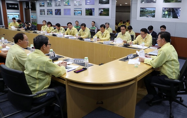 ▲ 29일 오전 홍성지역의 한 도축장에서 돼지 19마리가 폐사한 가운데 양승조 충남도지사가 아프리카돼지열병 의심 신고 및 차단방역과 관련해 대책회의를 주재하고 있다.ⓒ충남도