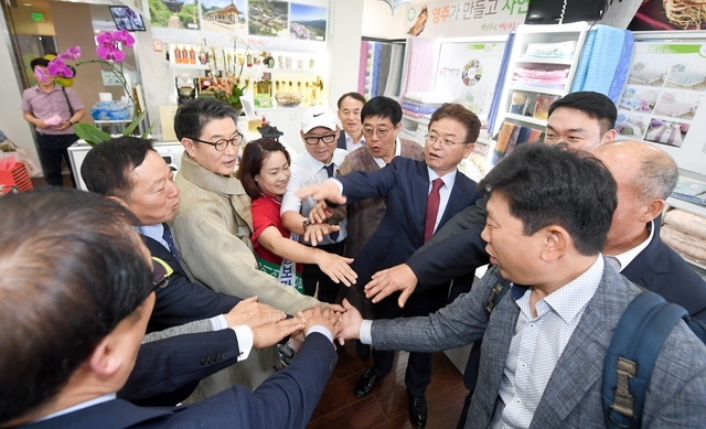 ▲ 이철우 도지사 일행은 LA한인축제 현장에 참가해 영주시 특산품 홍보판매장 오픈식에 참가했다.ⓒ경북도