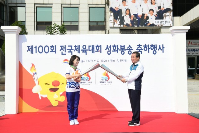 ▲ 김충섭 시장(오른쪽)이 점화한 성화는 27일 오전 10시 50분 첫 주자에서 건네져 힘찬 첫걸음을 시작으로 총 3.7km를 달렸다.ⓒ김천시