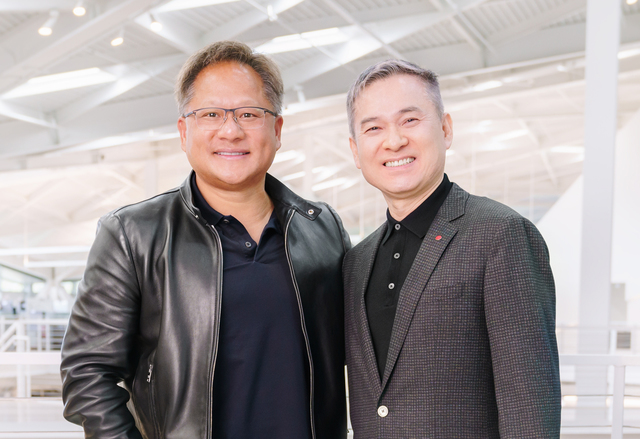 ▲ 하현회 LG유플러스 부회장(오른쪽)이 지난 26일 미국 실리콘밸리를 방문, 엔비디아의 젠슨 황 CEO와 기념촬영을 하는 모습. ⓒLG유플러스