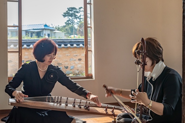 ▲ 세종시 부강면 부강리 홍판서댁(국가민속문화재 138호)에서 지난달 28일 조혜형 대전청소년국악단·세종여민락예술단장이 가야금을 연주하고 있다.ⓒ사진작가 엄주성씨 제공
