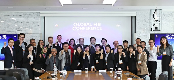 ▲ 'CJ제일제당 Global HR Conference'에 참석한 세계 각 국의 인사 담당자들이 신현재 대표(윗줄 오른쪽에서 여덟번째)와 함께 화이팅을 외치고 있다ⓒCJ제일제당