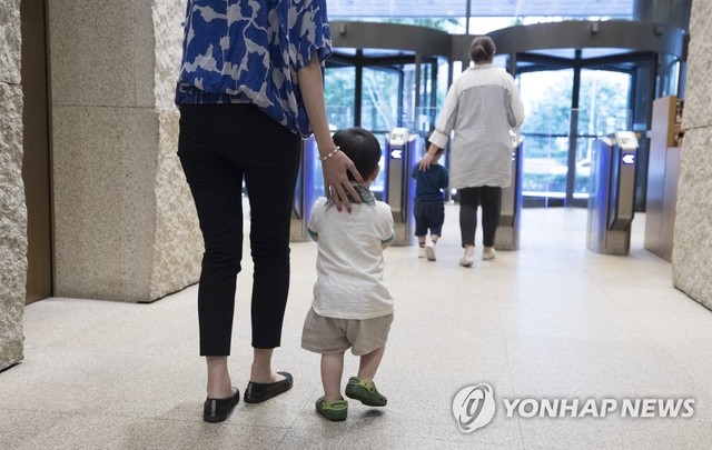 ▲ 직장맘들이 직장어린이집에서 아이들을 하원 시키고 있다.ⓒ연합뉴스