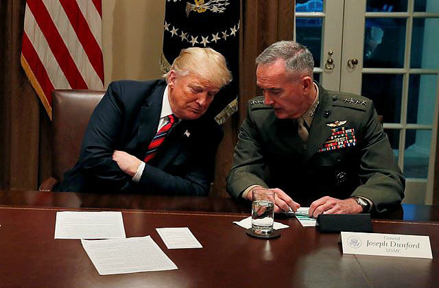 ▲ 도널드 트럼프 대통령에게 군사적 부분에 대해 설명하는 조셉 던포드 미군 합참의장. 9월30일자로 퇴역한다. ⓒ연합-로이터. 무단전재 및 재배포 금지.