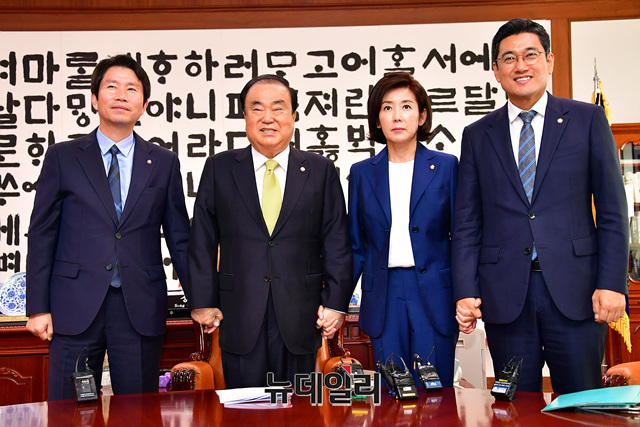 ▲ 문희상 국회의장 및 여야 교섭단체 3당 원내대표들 30일 오전 국회 의장실에서 회동을 갖고 기념촬영을 하고 있다.(왼쪽부터 이인영 더불어민주당 원내대표, 문 의장, 나경원 자유한국당 원내대표, 오신환 바른미래당 원내대표) ⓒ이종현 기자