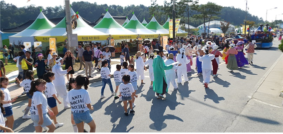 ▲ 2019 청원생명축제 행사의 하나인 ‘시집가는 날’ 퍼레이드.ⓒ청주시