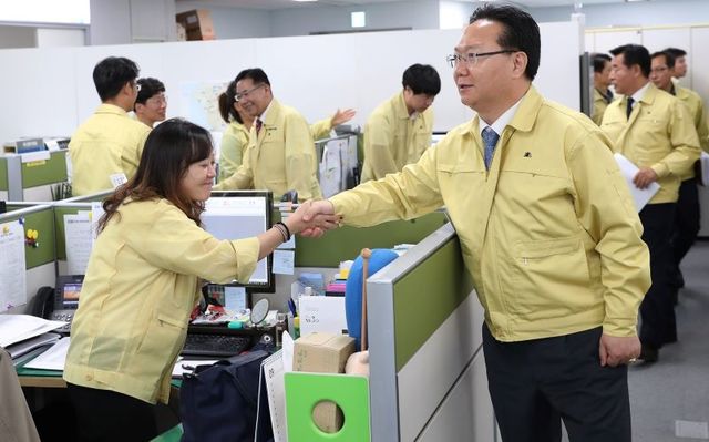 ▲ 충남도의회 의장단이 30일 충남도청 아프리카돼지열병(ASF) 방역상황실을 방문해 대응 상황을 점검하고 비상근무 관계자들을 격려하고 있다.ⓒ충남도의회